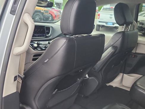 Used 2024 Chrysler Pacifica Touring-L FWD image 9