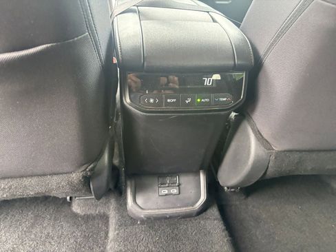 Used 2025 Toyota Highlander LE FWD image 24