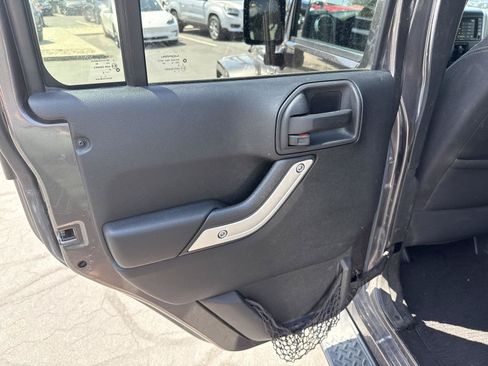 Used 2016 Jeep Wrangler Unlimited Sahara w/ Connectivity Group AWD/4WD image 16