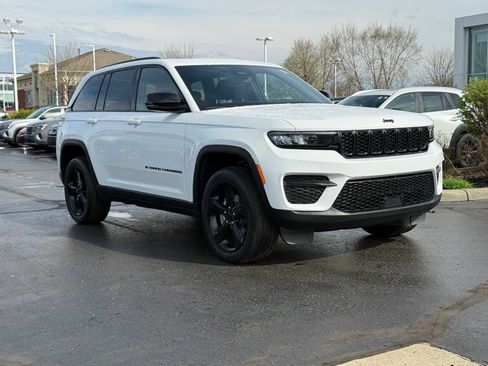 Certified 2023 Jeep Grand Cherokee Altitude image 3