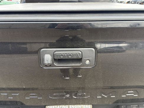 Used 2017 Toyota Tacoma TRD Off-Road w/ Tow Package (A/T) image 16