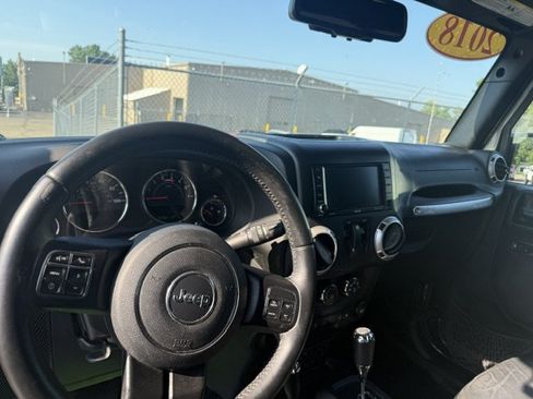 Used 2018 Jeep Wrangler Sahara w/ Connectivity Group AWD/4WD image 4