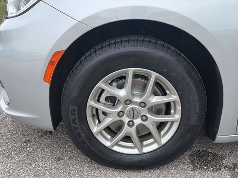 Used 2024 Chrysler Pacifica Touring-L FWD image 9