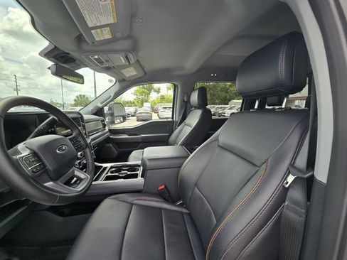 Used 2025 Ford F250 Lariat w/ Black Appearance Package image 5