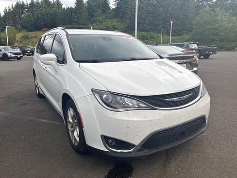 Used 2019 Chrysler Pacifica Touring-L Plus FWD image 5