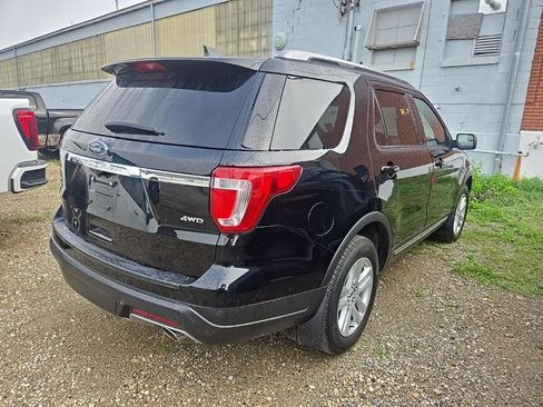 Used 2018 Ford Explorer XLT AWD/4WD image 2