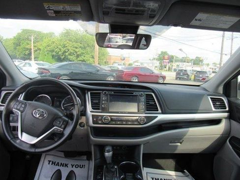 Used 2019 Toyota Highlander XLE AWD/4WD image 17