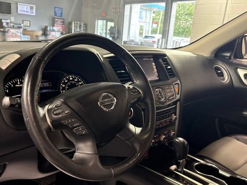 Used 2019 Nissan Pathfinder 4WD image 16