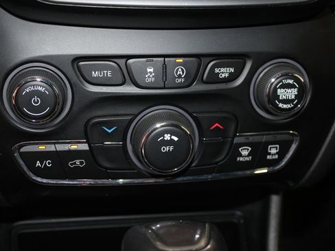 Used 2019 Jeep Cherokee Latitude Plus w/ Cold Weather Group AWD/4WD image 28