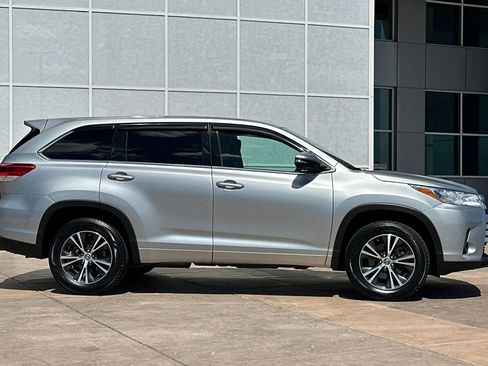 Used 2018 Toyota Highlander LE image 3