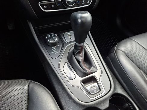 Used 2019 Jeep Cherokee Trailhawk image 18