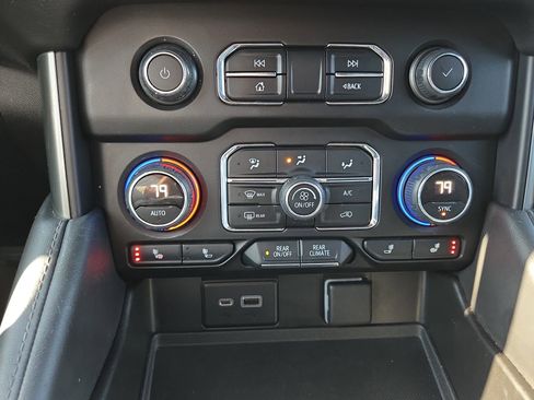 Used 2022 Chevrolet Tahoe Z71 w/ Luxury Package image 29