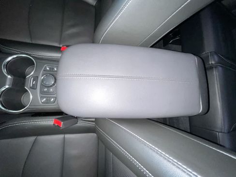 Used 2024 GMC Terrain SLT w/ Tech Package AWD/4WD image 21
