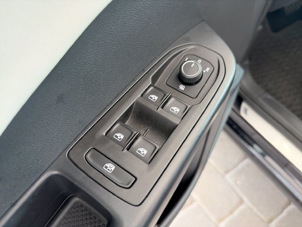 Certified 2025 Volkswagen Taos SE FWD image 11