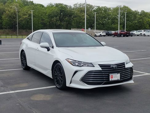 Certified 2019 Toyota Avalon XLE w/ Moonroof Package FWD image 16