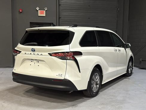 Used 2021 Toyota Sienna XLE w/ XLE Plus Package AWD/4WD image 4