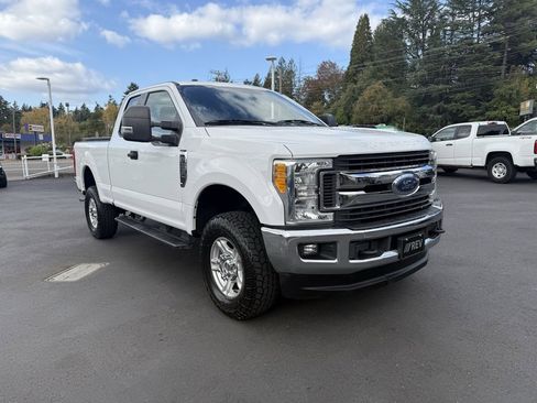 Used 2017 Ford F350 XLT w/ Camper Package image 7