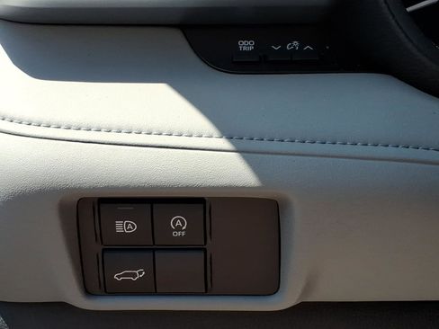 Used 2025 Toyota Highlander LE FWD image 24
