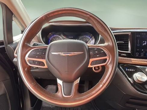 Used 2018 Chrysler Pacifica Limited image 9