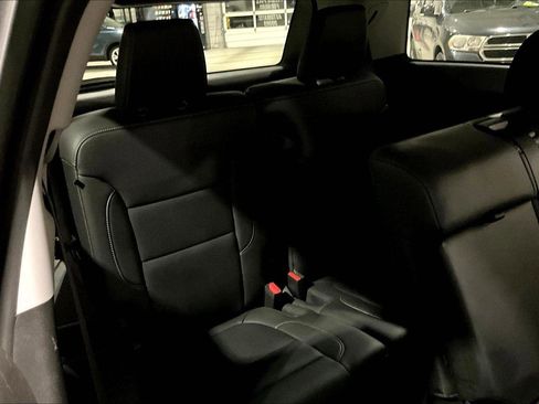 Used 2023 GMC Acadia SLT image 28