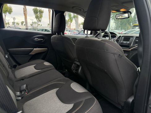 Used 2018 Jeep Cherokee Latitude w/ Altitude Package image 18