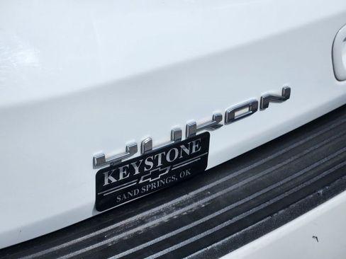 Used 2024 GMC Yukon XL SLT image 12