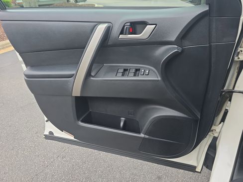Used 2013 Toyota Highlander SE FWD image 29