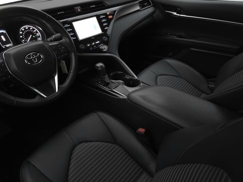 Used 2020 Toyota Camry SE image 9