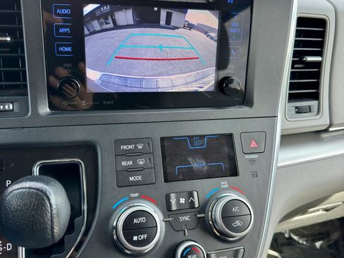 Used 2017 Toyota Sienna LE image 8