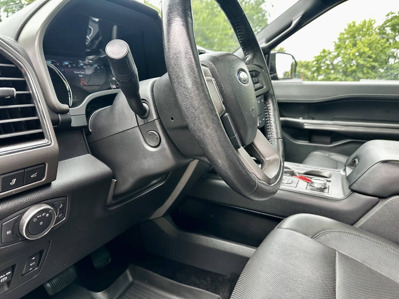 Used 2018 Ford Expedition XLT w/ Equipment Group 202A AWD/4WD image 12