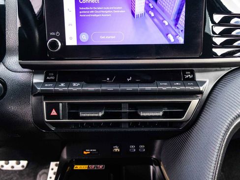 Used 2025 Toyota Camry SE image 28