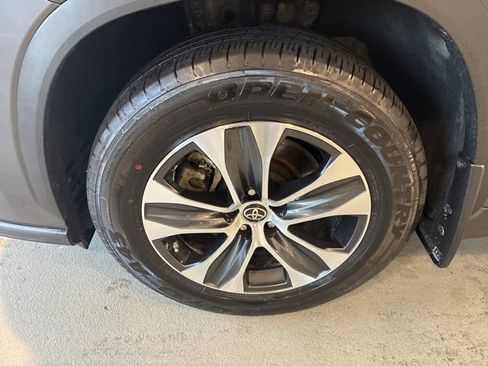 Used 2023 Toyota Highlander XLE image 28