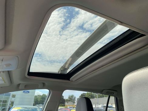 Used 2018 Toyota RAV4 XLE FWD image 16