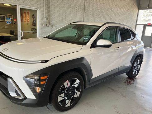 Used 2025 Hyundai Kona SEL FWD image 1