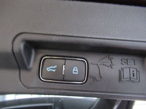 Used 2022 Ford Explorer XLT w/ Equipment Group 202A image 19