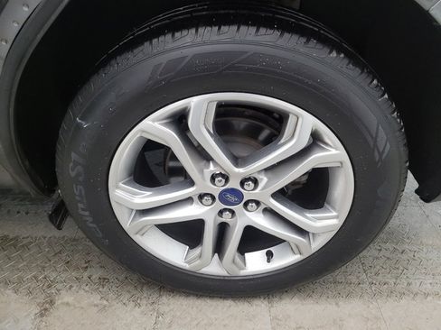 Used 2018 Ford Edge Titanium w/ Equipment Group 301A FWD image 31