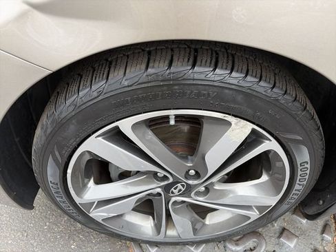 Used 2014 Hyundai Elantra Limited w/ Option Group 03 FWD image 10