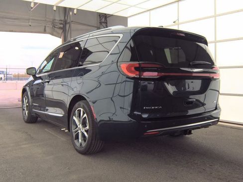 Used 2024 Chrysler Pacifica Pinnacle w/ Trailer Tow Group AWD/4WD image 4