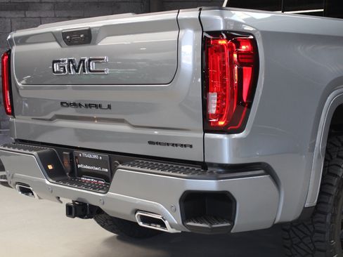 Used 2026 GMC Sierra 1500 Denali Ultimate w/ LPO, Black Badging Package AWD/4WD image 23