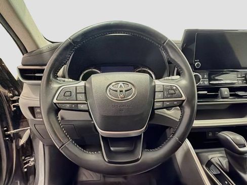 Used 2023 Toyota Highlander LE AWD/4WD image 9
