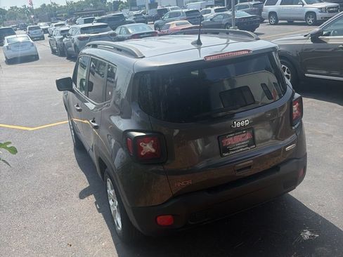Used 2018 Jeep Renegade Latitude w/ UConnect 8.4 Nav Group FWD image 8