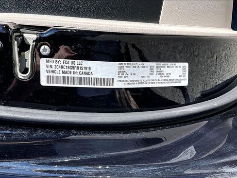 Used 2024 Chrysler Pacifica Touring-L image 19