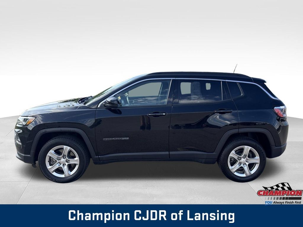 Used 2024 Jeep Compass Latitude AWD/4WD image 4