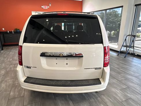 Used 2010 Chrysler Town & Country Touring FWD image 10