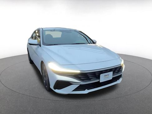 Used 2025 Hyundai Elantra SEL image 3