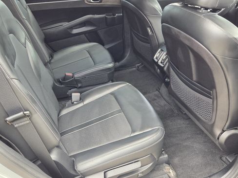 Used 2022 Kia Sorento EX w/ Panoramic Sunroof Package FWD image 10