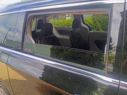 Used 2020 Chrysler Pacifica Touring-L Plus w/ Tire & Wheel Group image 75