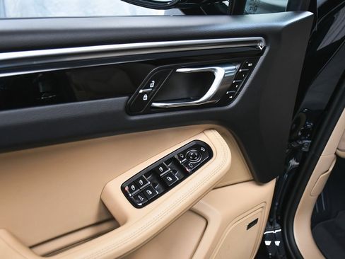 Used 2025 Porsche Macan image 10