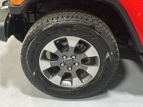 Used 2018 Jeep Wrangler Unlimited Sahara AWD/4WD image 8