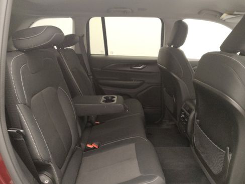 Used 2023 Jeep Grand Cherokee Laredo AWD/4WD image 19